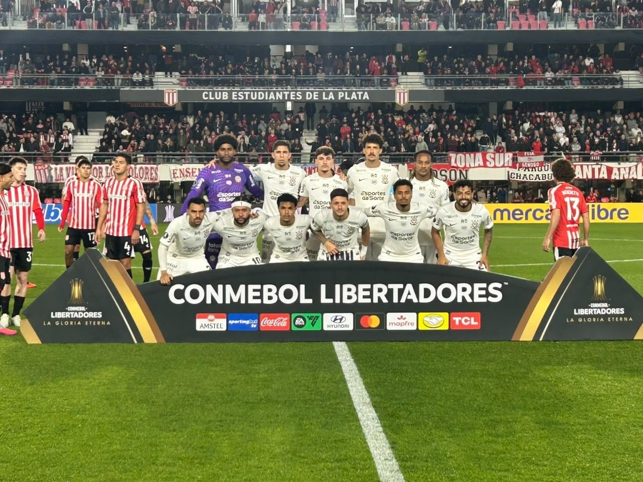 Jogadores do Corinthians antes da partida contra o Estudiantes