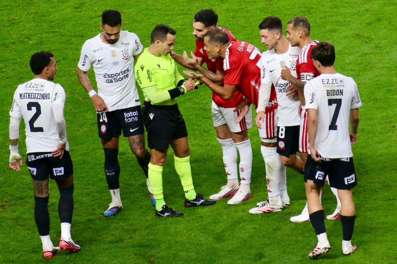 Rodrigo Garro reclama com a arbitragem durante Inter x Corinthians