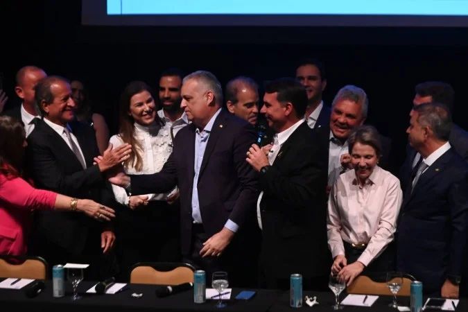 Flávio Bolsonaro e Alfredo Gaspar em evento público