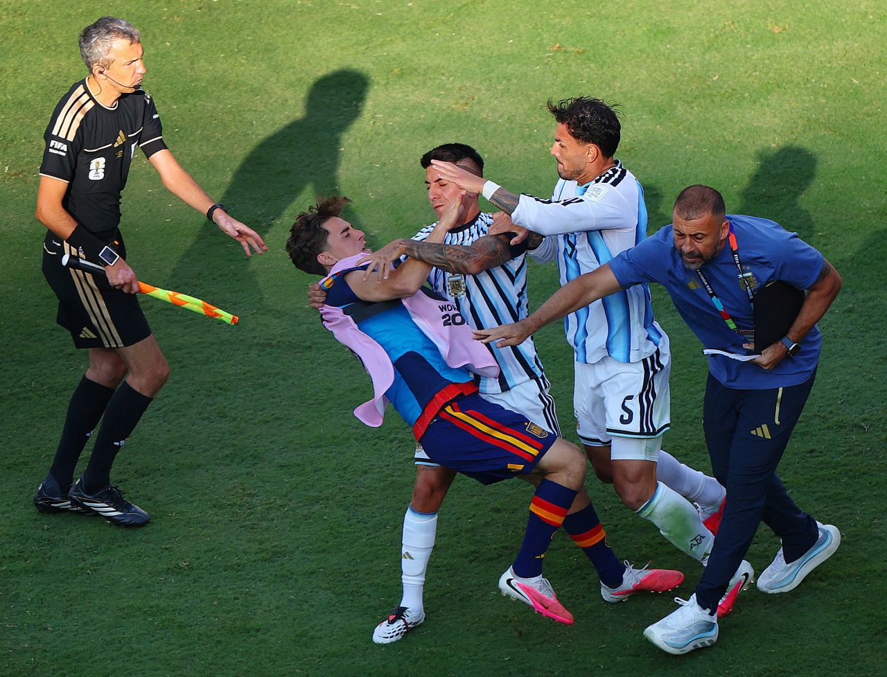 Gavi e Leandro Paredes durante confronto na final