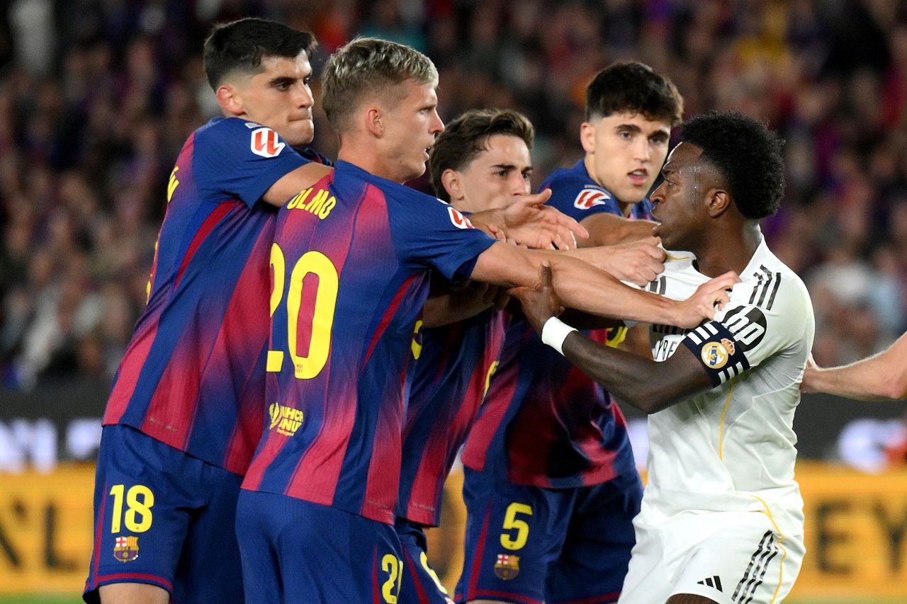 Gavi e Vinícius Júnior trocando palavras durante o clássico no Camp Nou