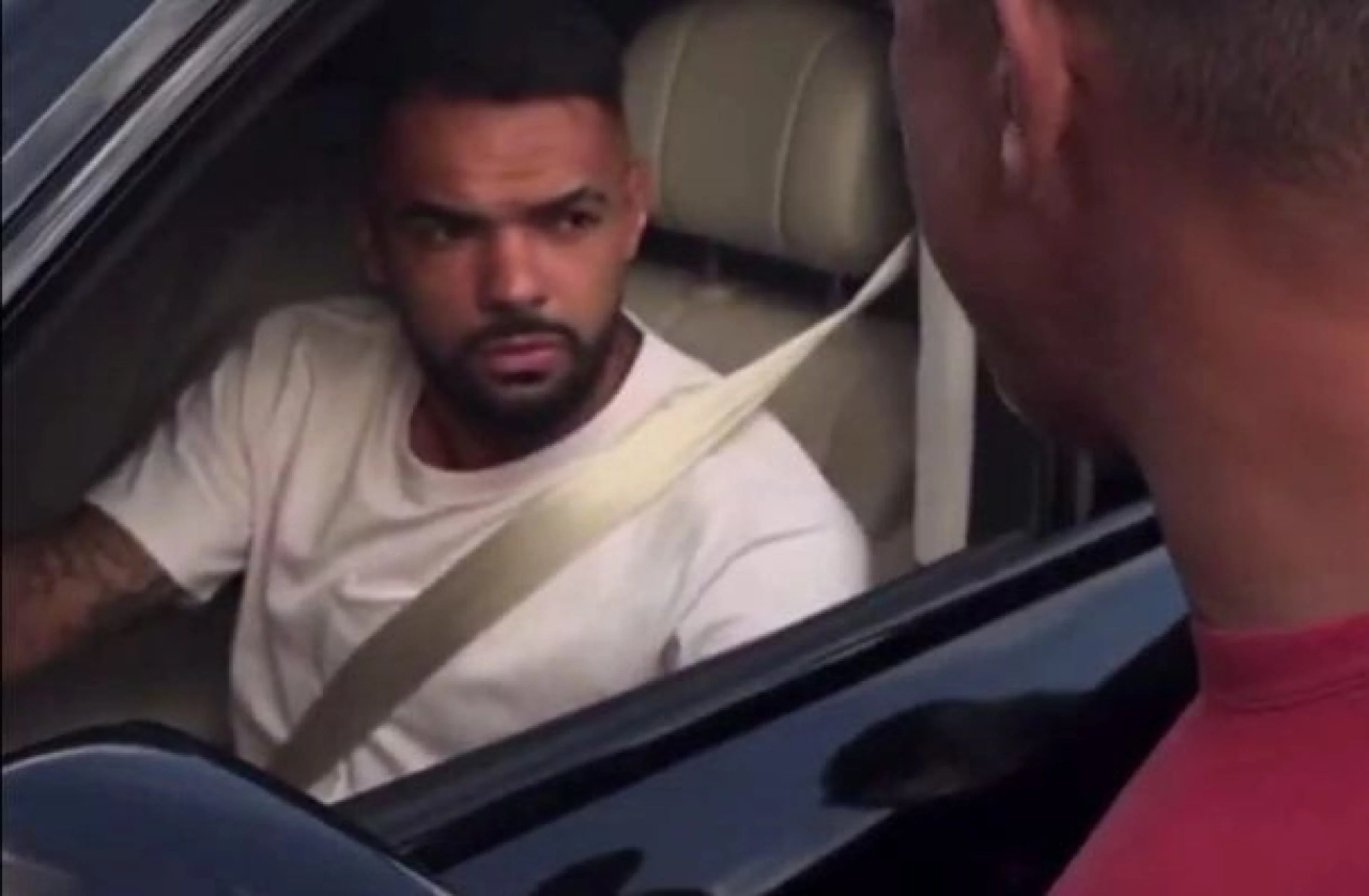 Torcedores abordam jogadores na saída do CT do Corinthians