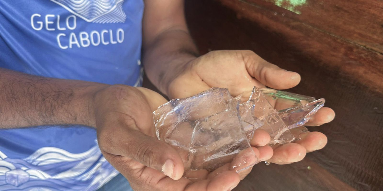 Complexo de produção de gelo com painéis solares em comunidade ribeirinha