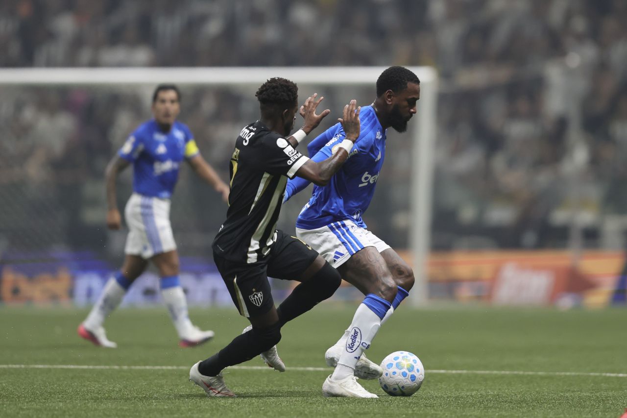 Gerson disputa lance com Fred