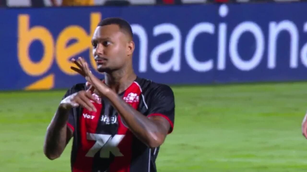 Gesto de roubo durante jogo entre Vitória e Palmeiras
