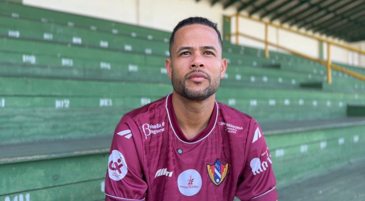 Geuvânio escolhe uniforme no vestiário do Votoraty