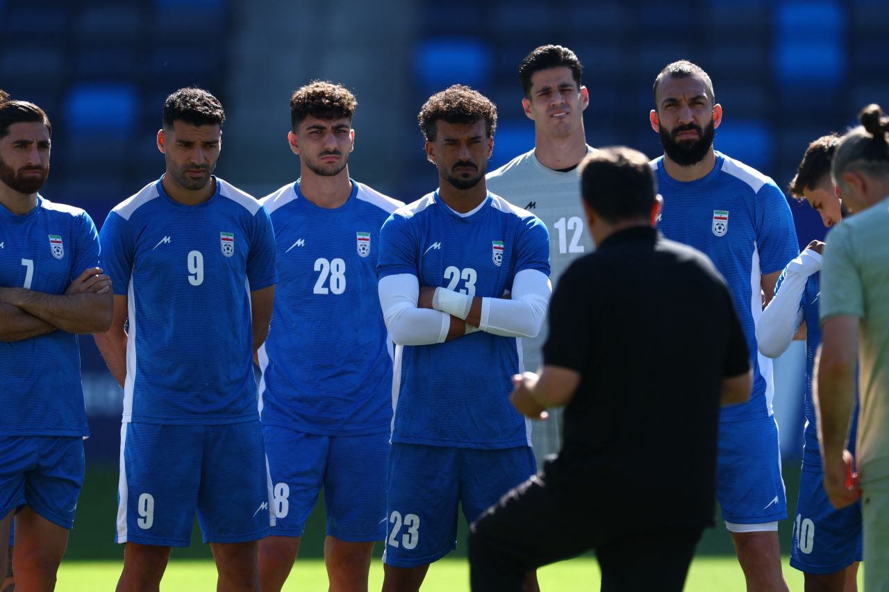 Técnico Amir Ghalenoei em entrevista em Los Angeles