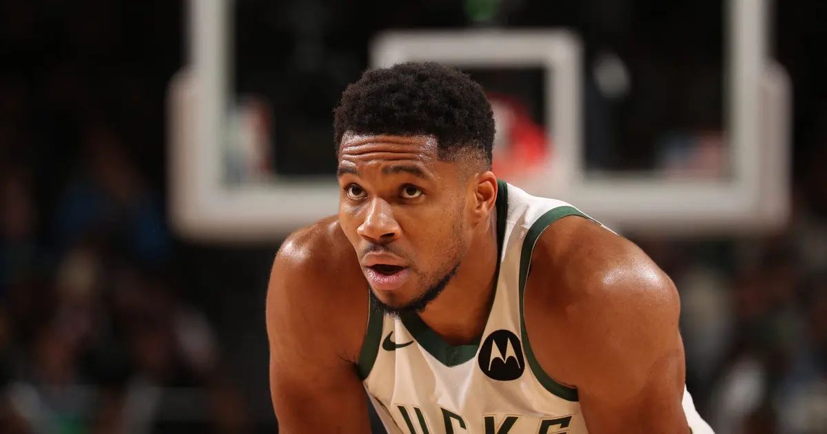 Giannis Antetokounmpo com a camisa do Miami Heat