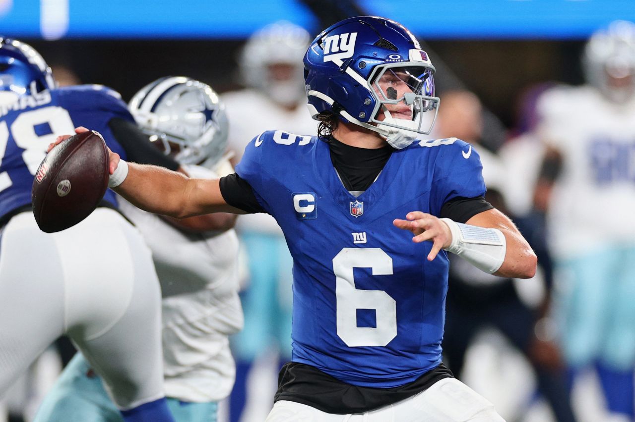 Jaxson Dart lançando passe contra os Cowboys