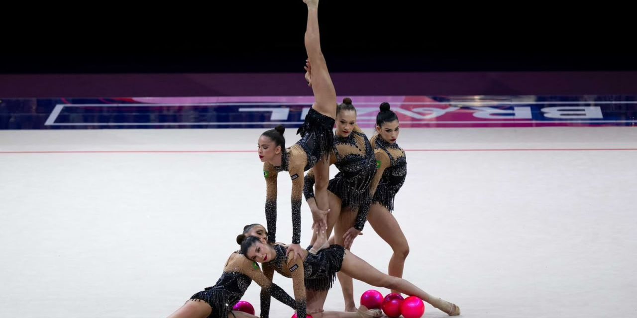 Conjunto brasileiro de ginástica rítmica no pódio em Frankfurt