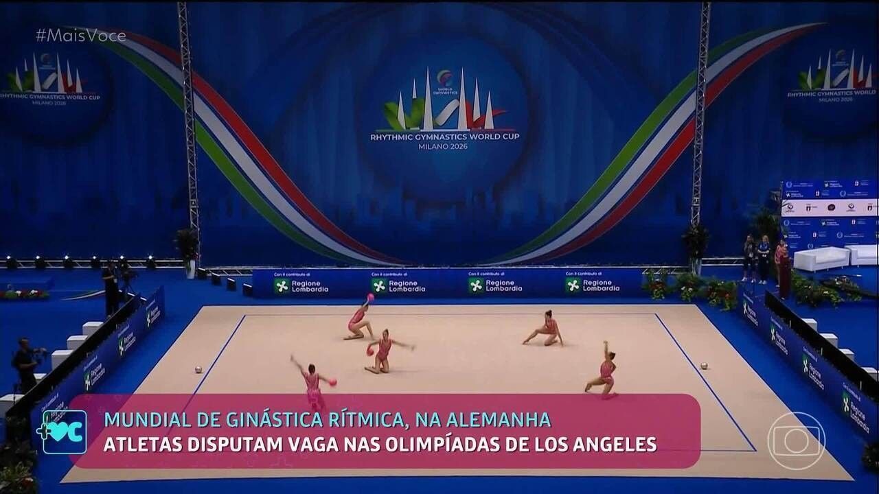 Conjunto brasileiro de ginástica rítmica se apresentando com roupas vermelhas