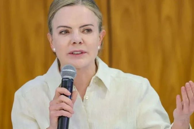 Gleisi Hoffmann em pronunciamento