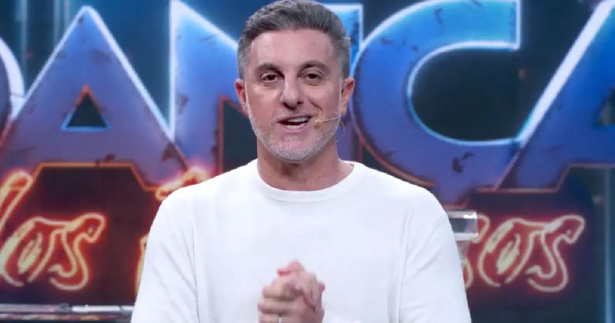 Luciano Huck no estúdio do Domingão