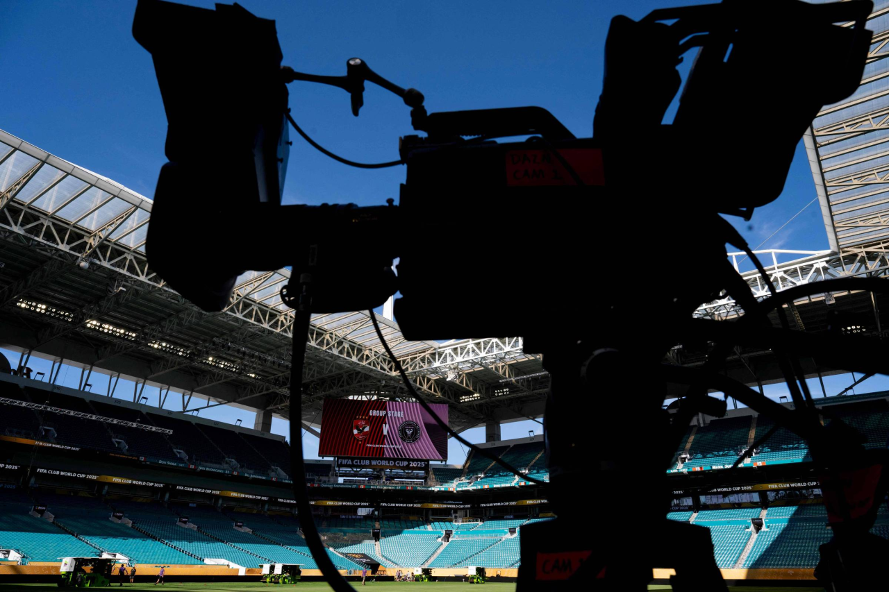 Torcedores assistindo partida em TV e celulares