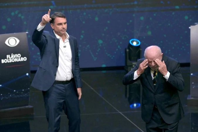 Candidatos em debate político no palco