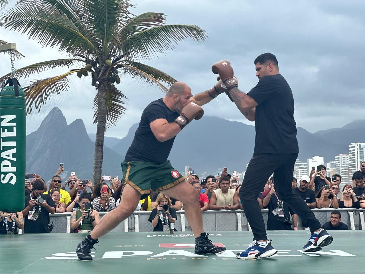 Glover Teixeira e Alex Poatan durante treino aberto na praia do Arpoador