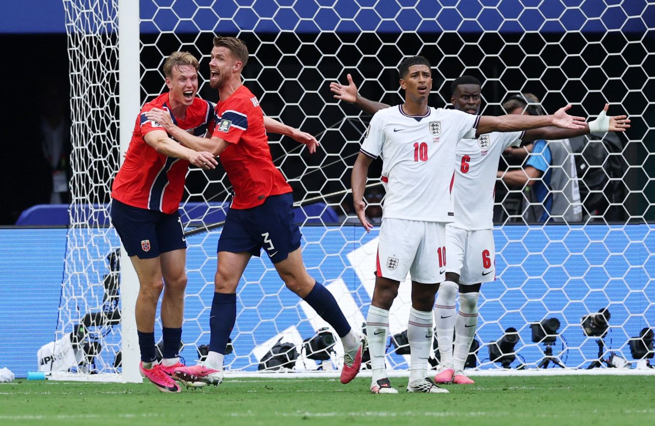 Árbitro analisando monitor do VAR durante partida entre Inglaterra e Noruega