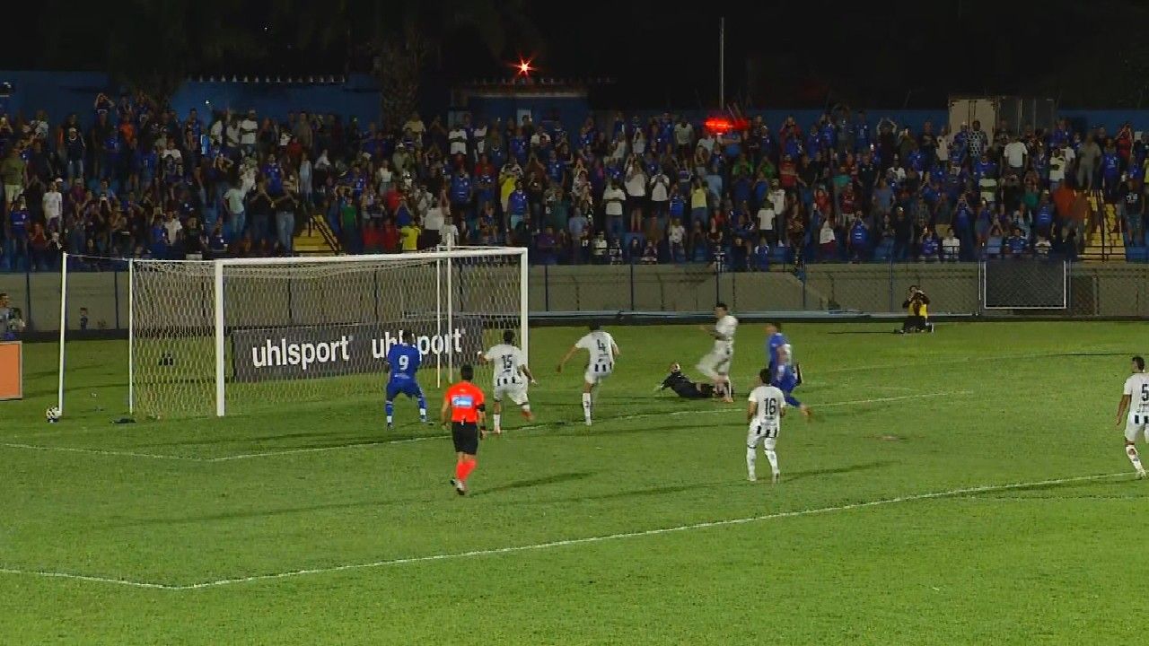 Momento do gol contra que garantiu o acesso do Goiatuba à Série C