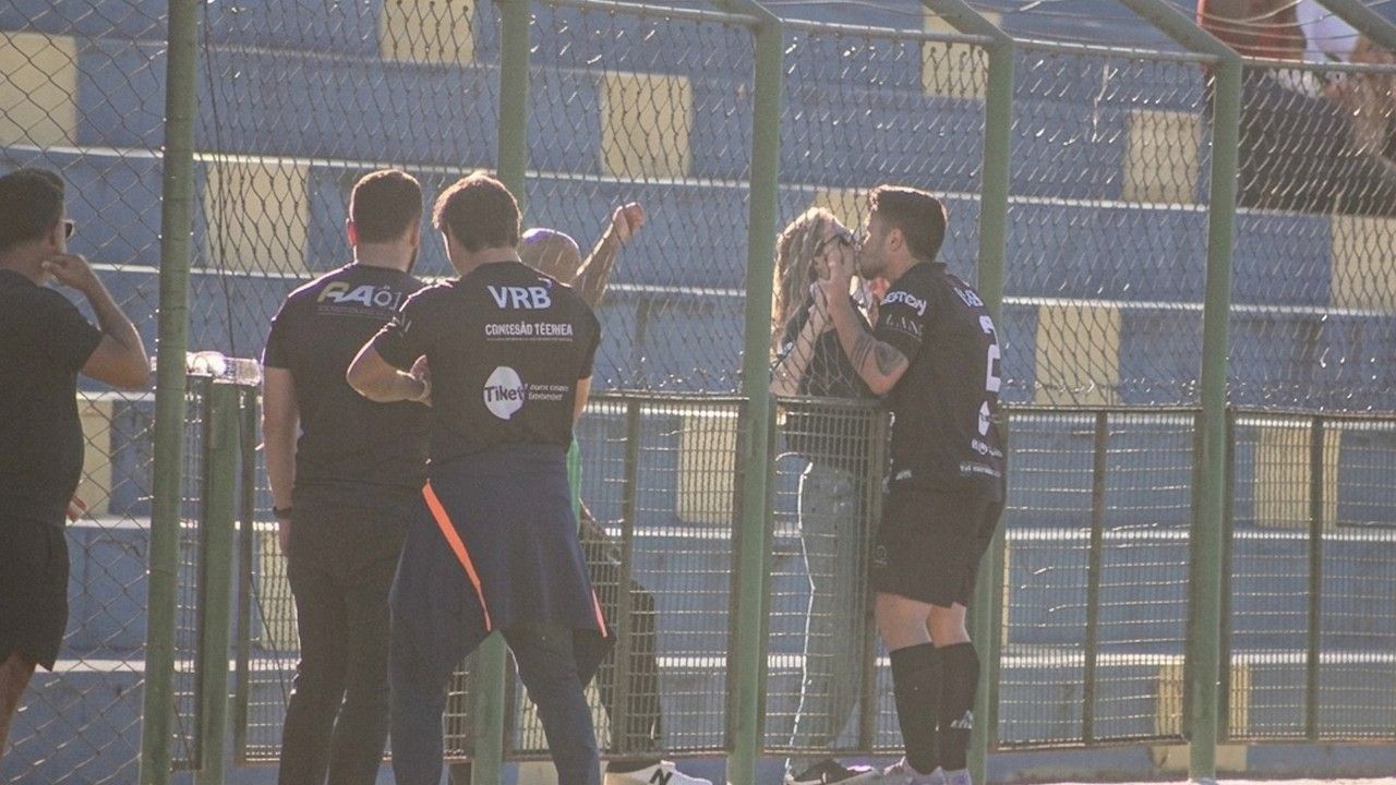 Ruan comemorando com a namorada na arquibancada