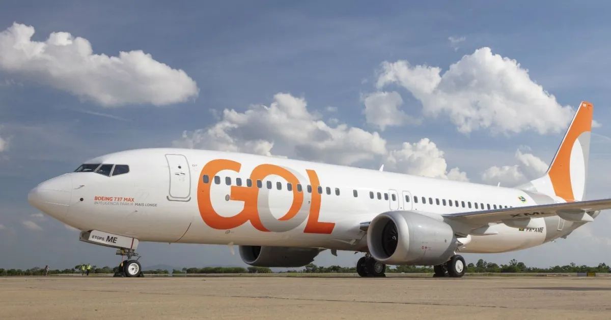 Aviões da Gol alinhados no pátio de aeroporto