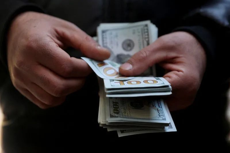 Notas de real e símbolo do dólar