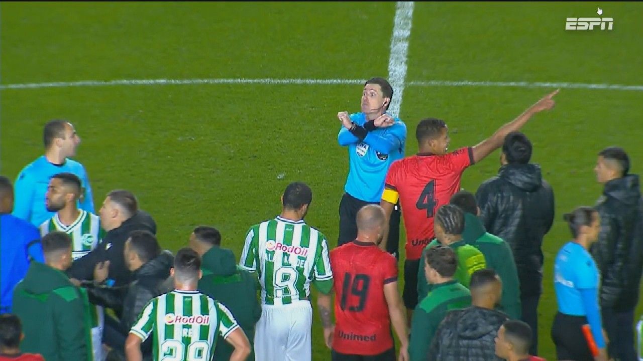 Goleiro Paulo Vítor no gramado