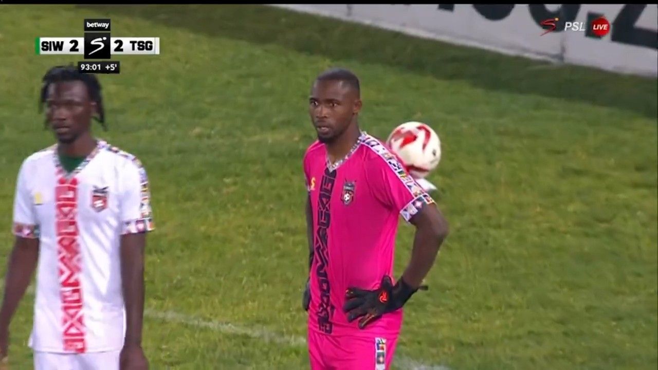 Goleiro Sipho Maseti expulso por segurar bola fora da área
