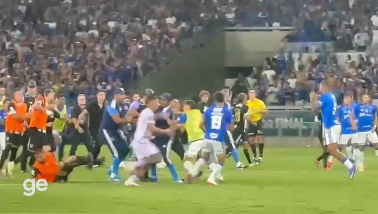 Camiseta vendida por organizada com imagem de briga entre jogadores