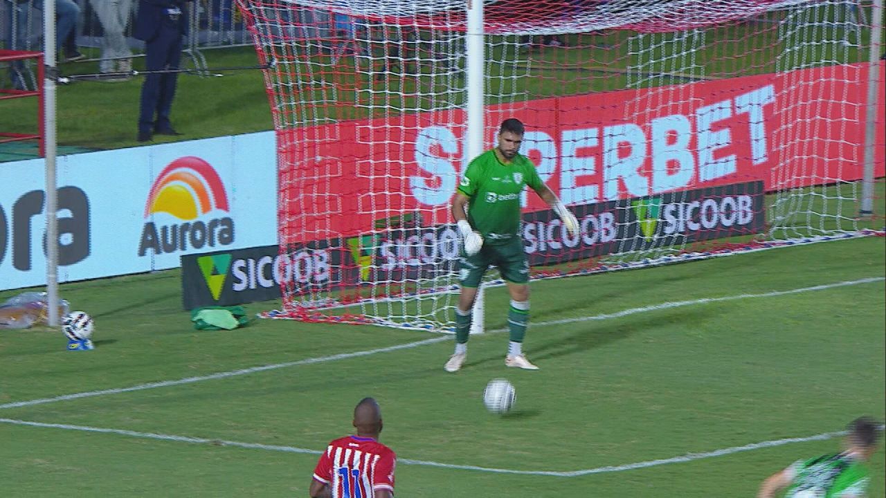 Goleiro Gustavo observa lance após falha