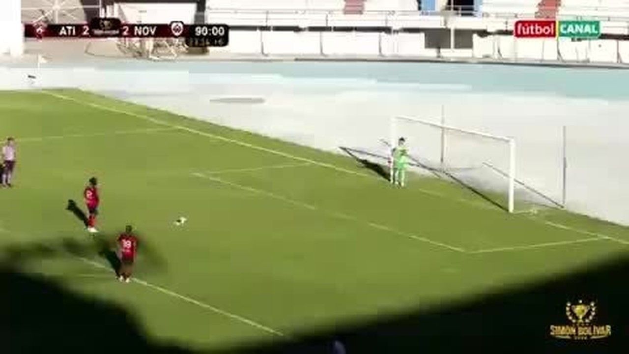 Goleiro apoiado na trave durante cobrança de pênalti