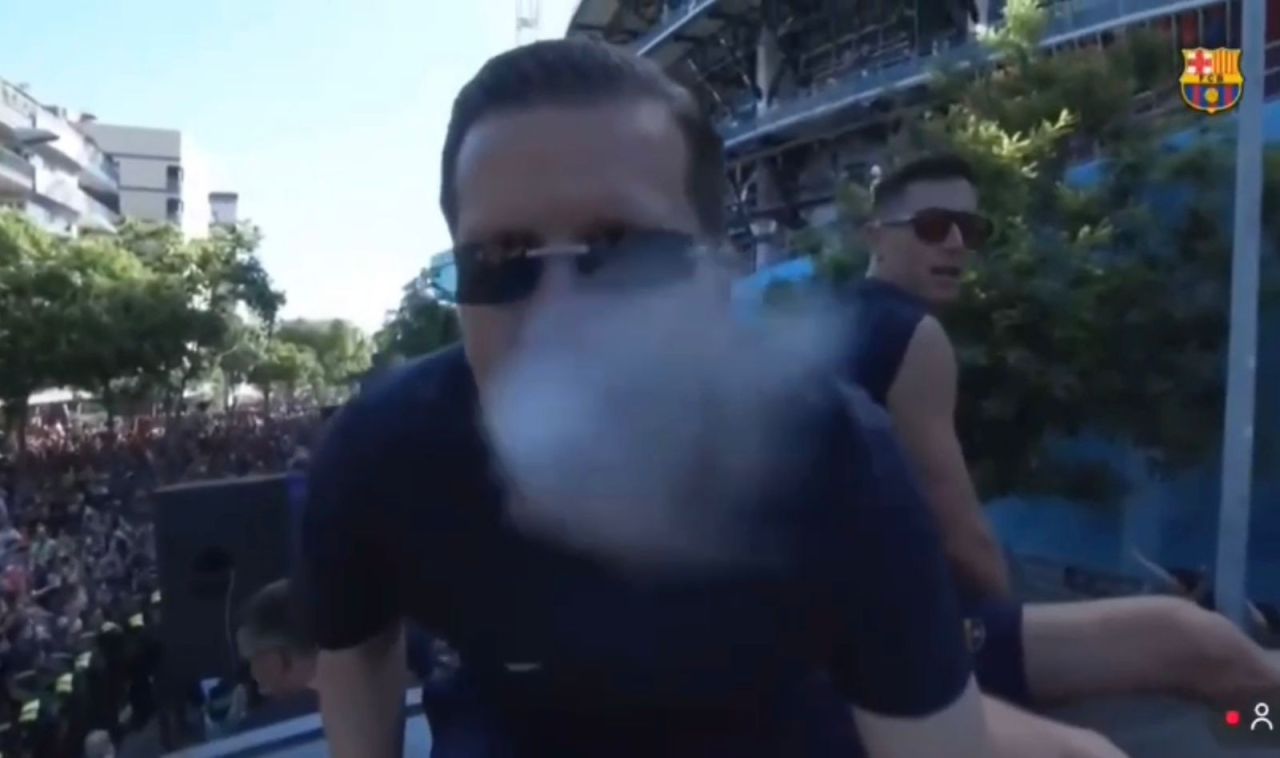 Szczesny soprando vapor durante desfile do Barcelona