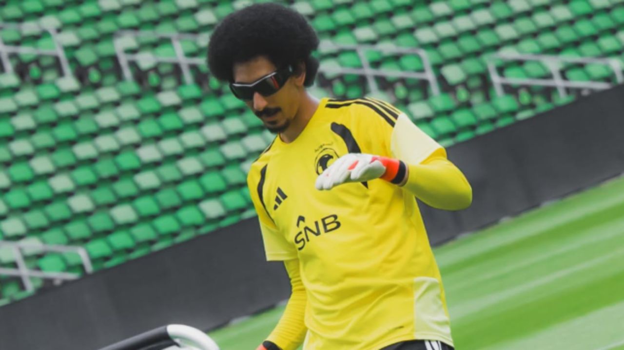 Goleiro da Arábia Saudita usando óculos escuros durante treino