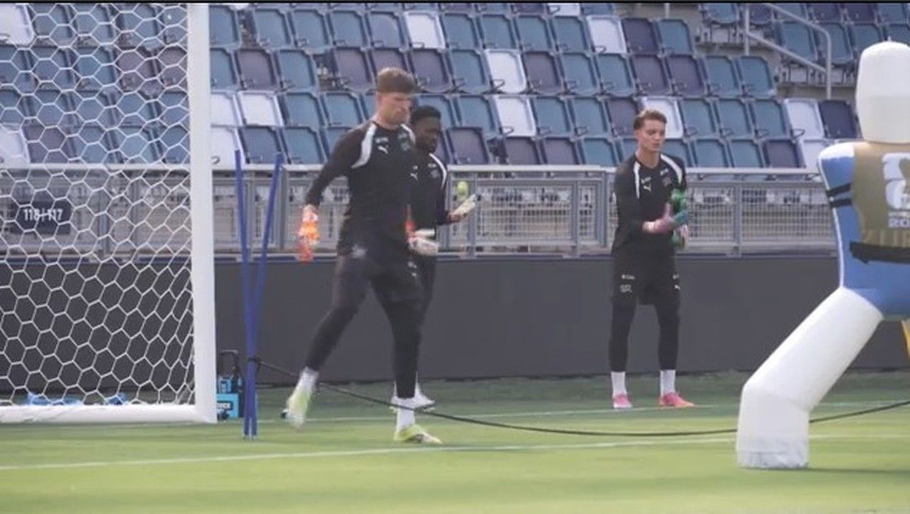 Goleiros suíços fazendo malabarismo com bolas de tênis no treino