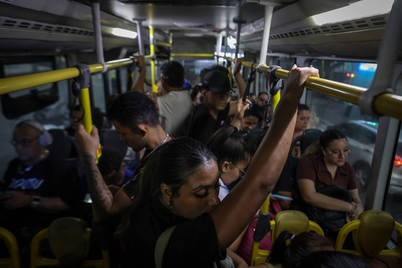 Mancha amarela em camiseta de passageiro dentro de ônibus