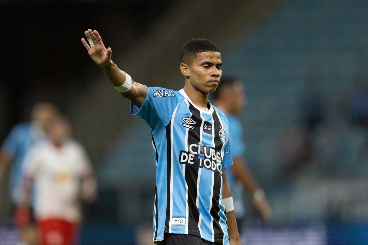 José Enamorado com a bola pelo Grêmio