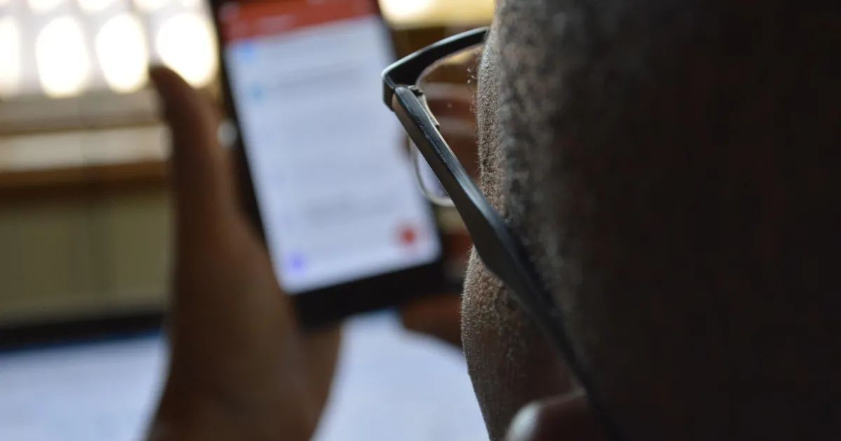 Pessoa usando smartphone com aplicativo bancário aberto