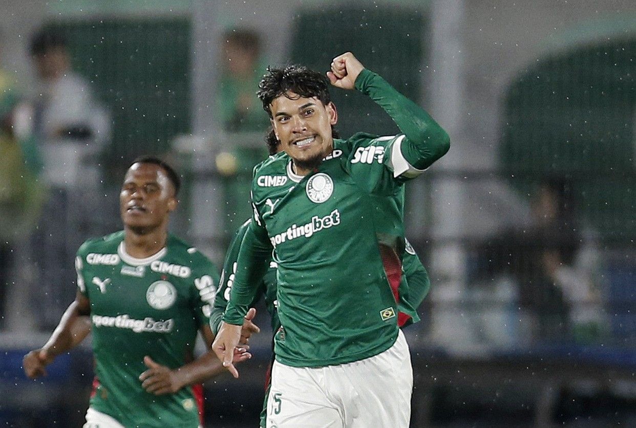 Gustavo Gómez cabeceando bola na área