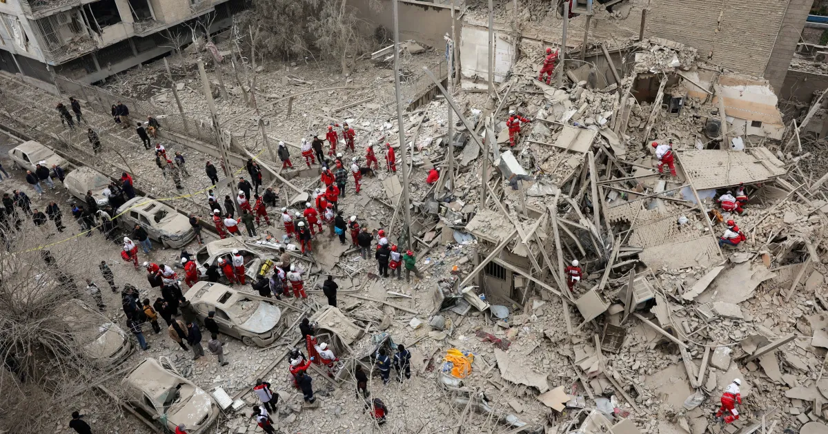 Usuário acessando busca do Google em smartphone