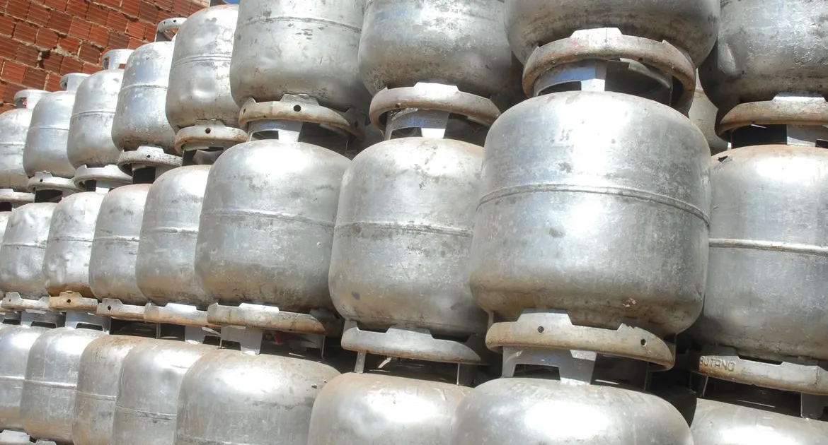 Caminhão-tanque de GLP em distribuidora