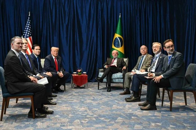 Bandeiras do Brasil e dos Estados Unidos lado a lado