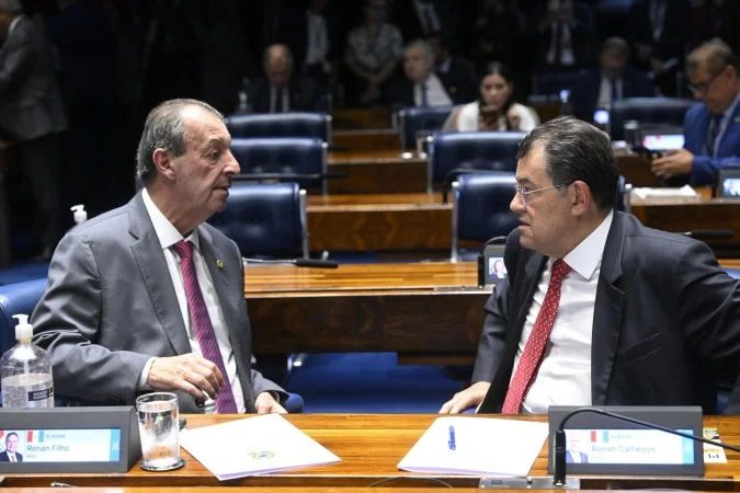 Plenário do Congresso Nacional com parlamentares em atividade