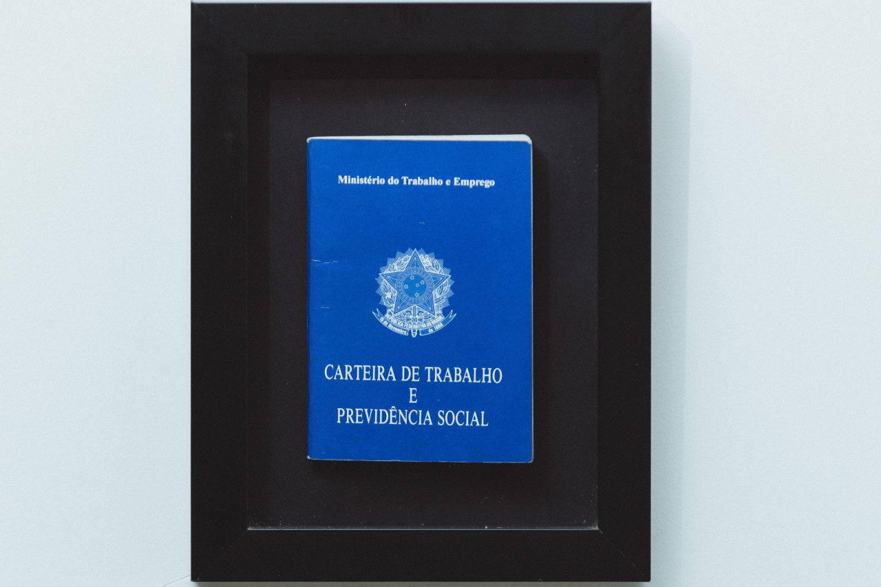 Cartão do FGTS sobre mesa com documentos