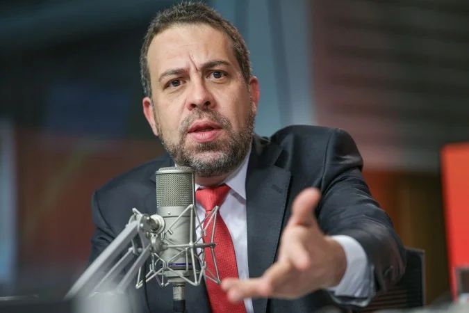 Guilherme Boulos em coletiva