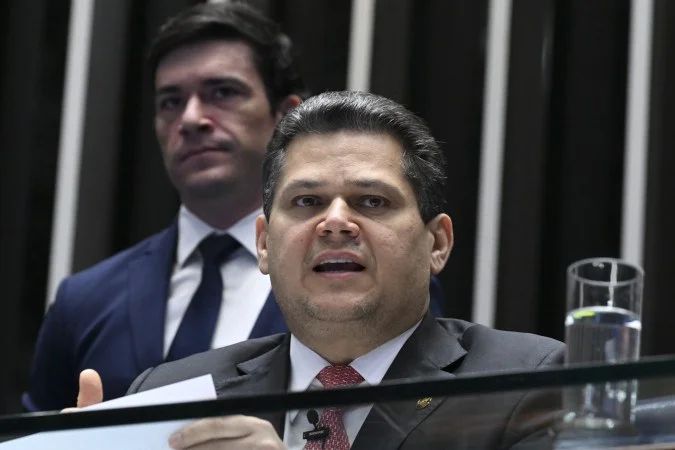 Plenário do Senado com senadores em atividade