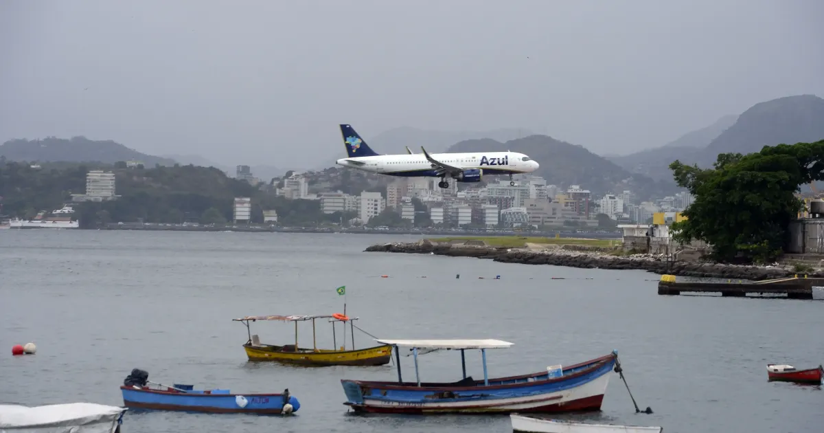 aeronave decolando ao pôr do sol