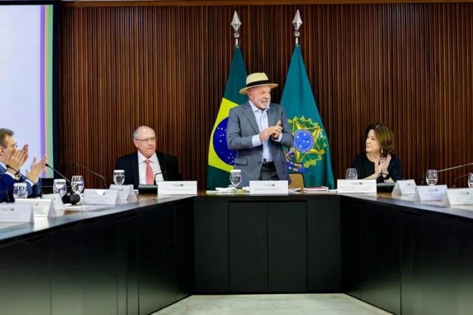 Brigadistas e equipes de monitoramento em ação contra incêndio florestal