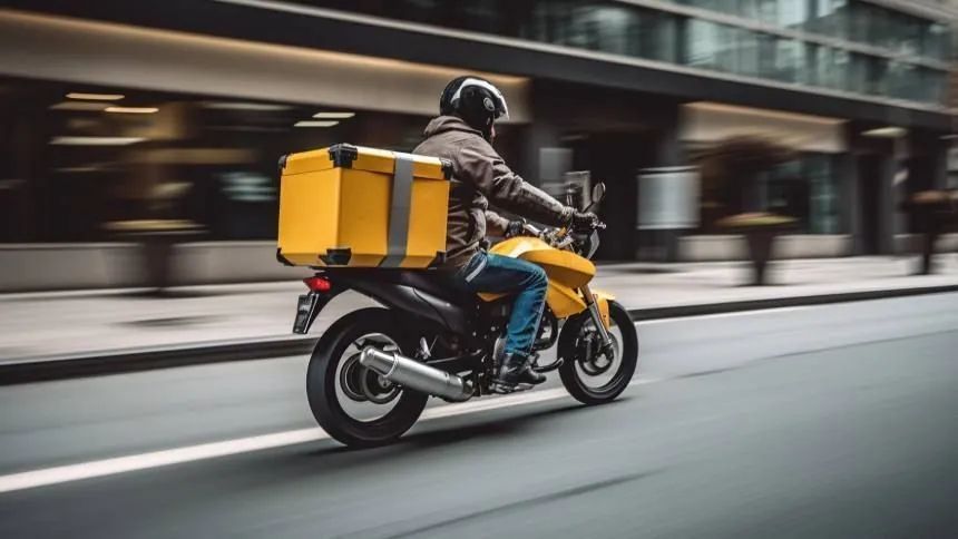 motociclista entregador em rua urbana