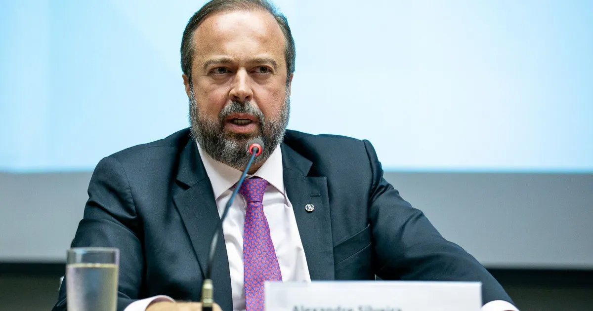 Botijões de gás empilhados em depósito