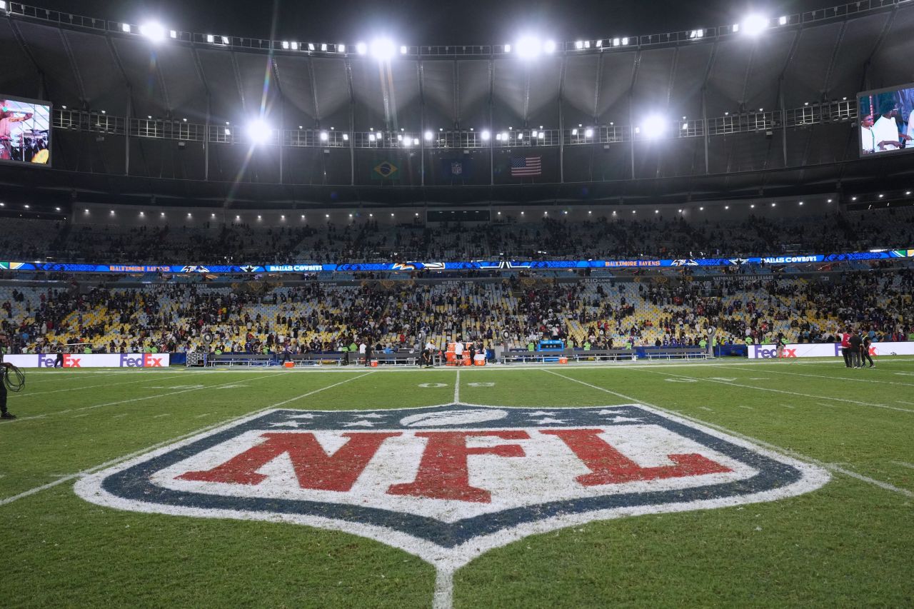 Gramado do Maracanã após jogo entre Ravens e Cowboys