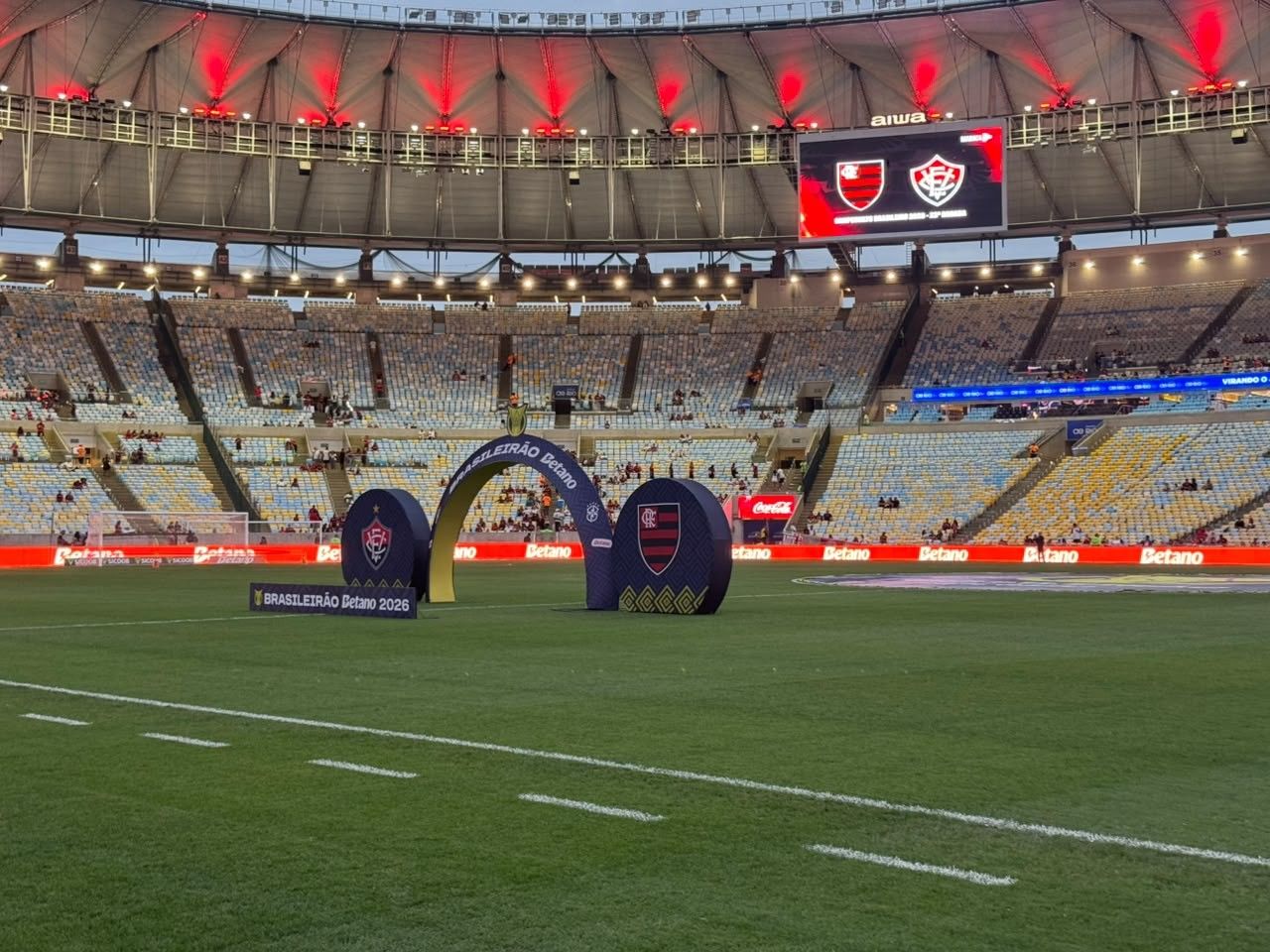 Gramado do Maracanã em obra no setor do gol norte